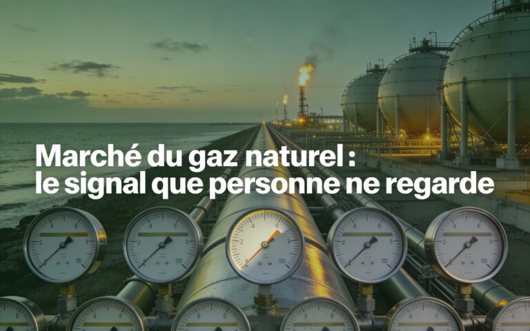 Terminal de gaz naturel liquéfié en bord de mer avec un gazoduc au premier plan et plusieurs réservoirs de gaz, où un manomètre isolé montre une hausse de pression discrète, symbolisant un signal faiblement visible de resserrement futur sur le marché du gaz.