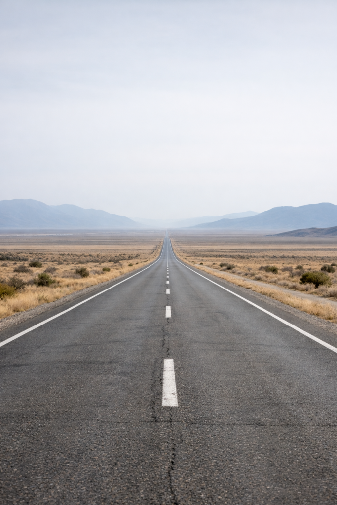 La politique monétaire ne produit pas d’effet immédiat. Comme une route qui s’étire à l’horizon, sa transmission vers l’économie réelle est progressive, séquentielle et souvent retardée.